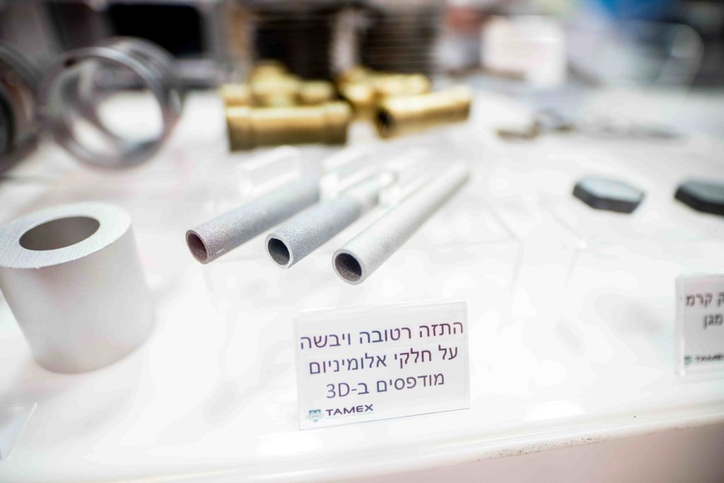 טיפולי שטח וניקוי חול בהתזה לחלקים מודפסים מאלומיניום